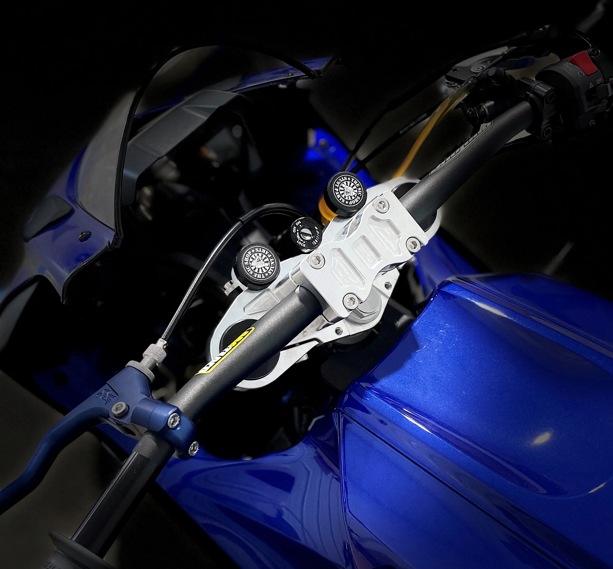 Billet triple tree with dirtbike bars on Yamaha R7 motorcycle stuntbike build from Outlaw Stunt Parts