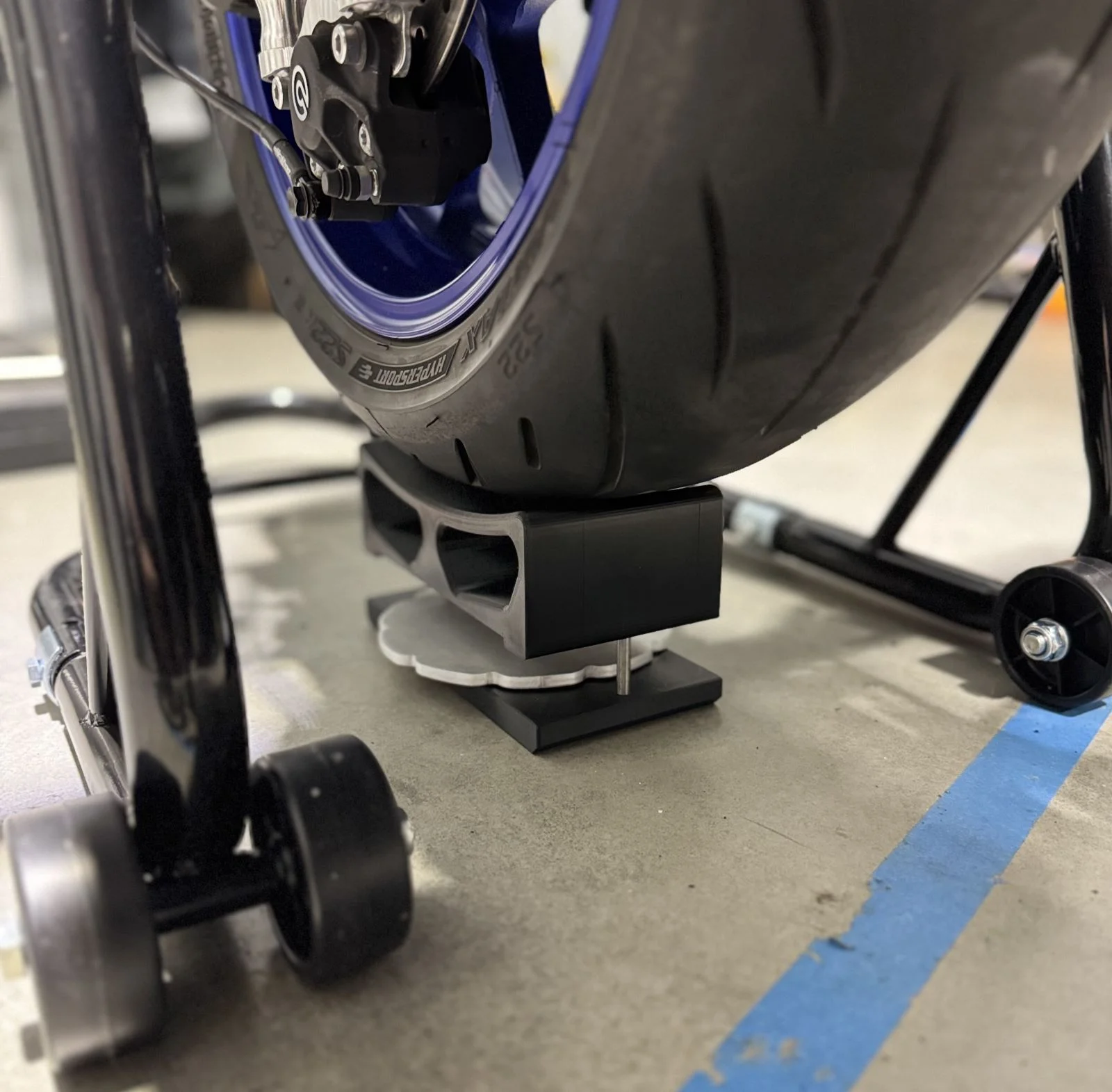 The tire tender from outlaw stunt parts showing tire change assistance