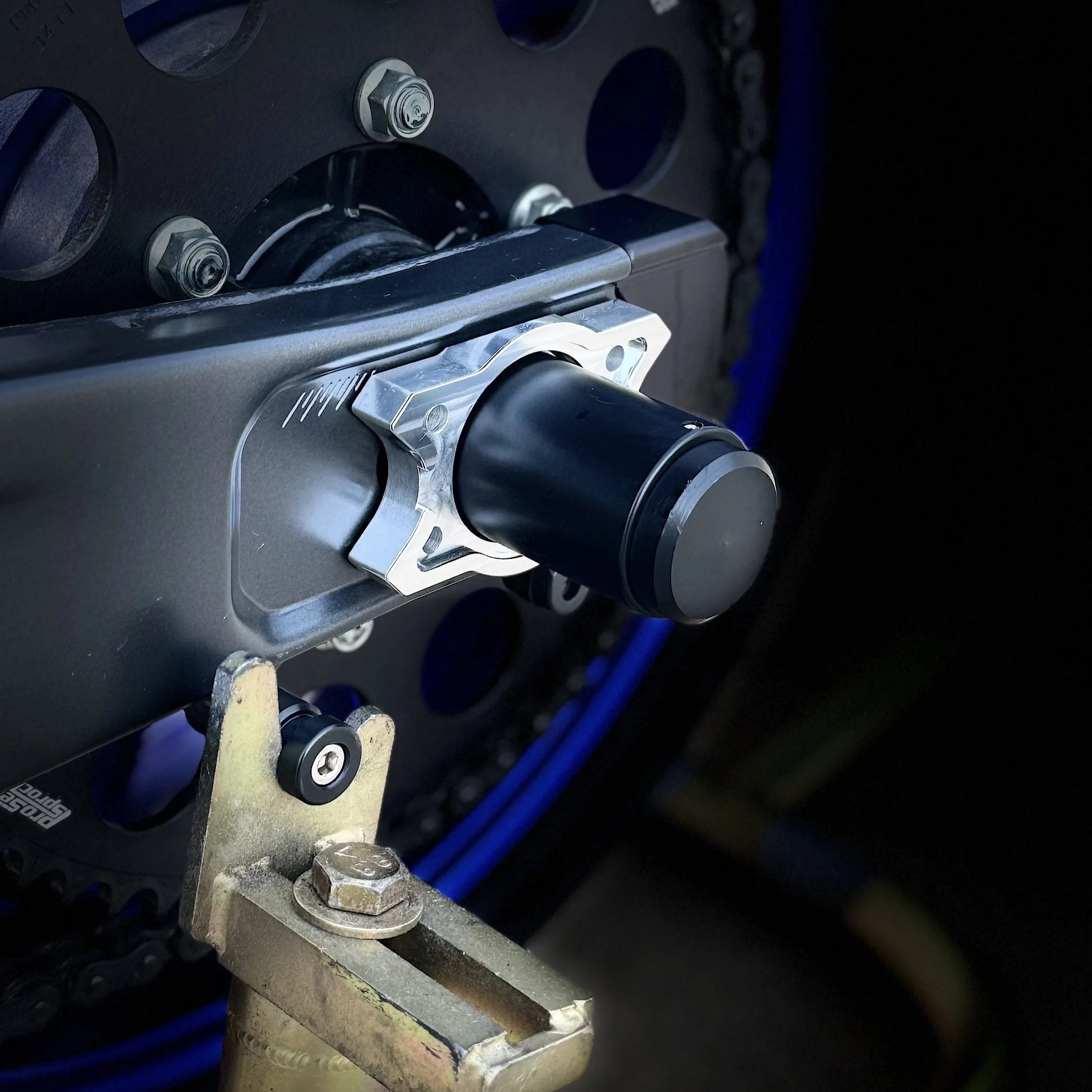 R7 Swingarm Cover Chain Side